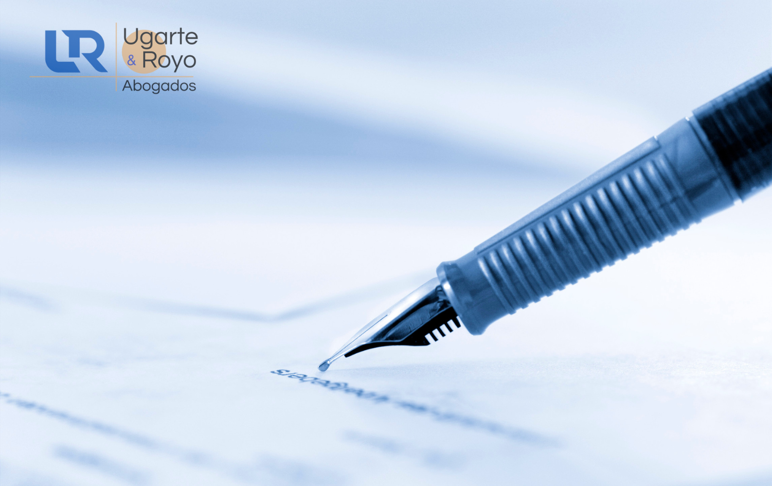 firma con estilográfica de contrato de arras