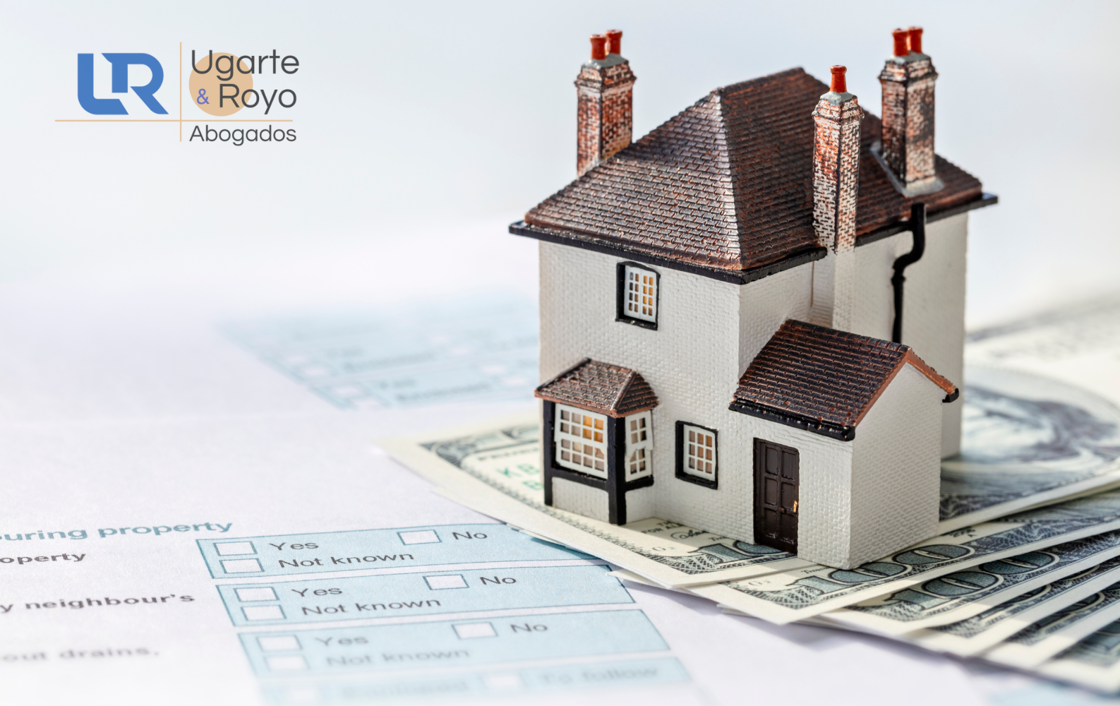 Maqueta casa familiar y logo