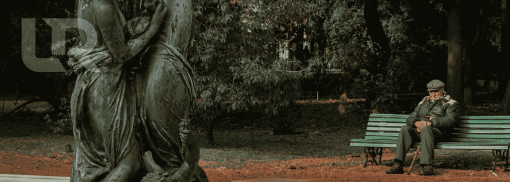 abuelo solitario y triste en banco de un parque