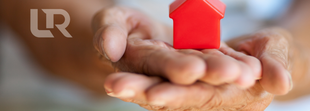  mano sostiene una vivienda en maqueta