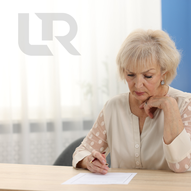 Mujer mayor preocupada firmando