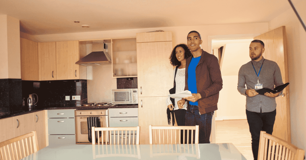 Pareja joven alquilando vivienda. Devolución de la fianza