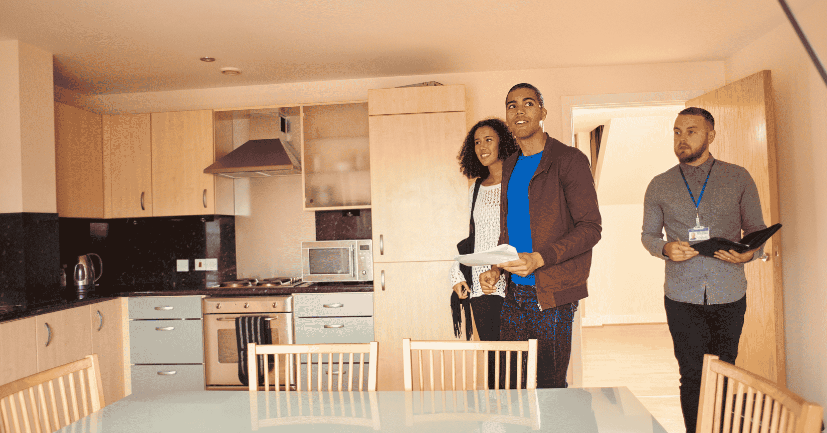 Pareja joven alquilando vivienda. Devolución de la fianza